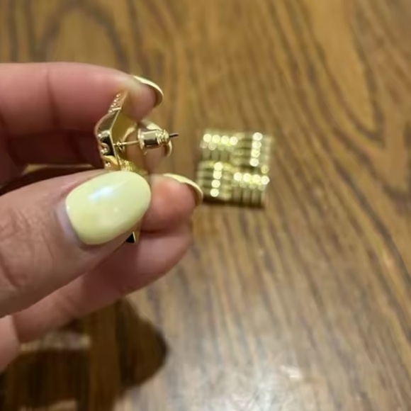 Retro Gold-Tone Plastic Square Earrings - Picture 2 of 5